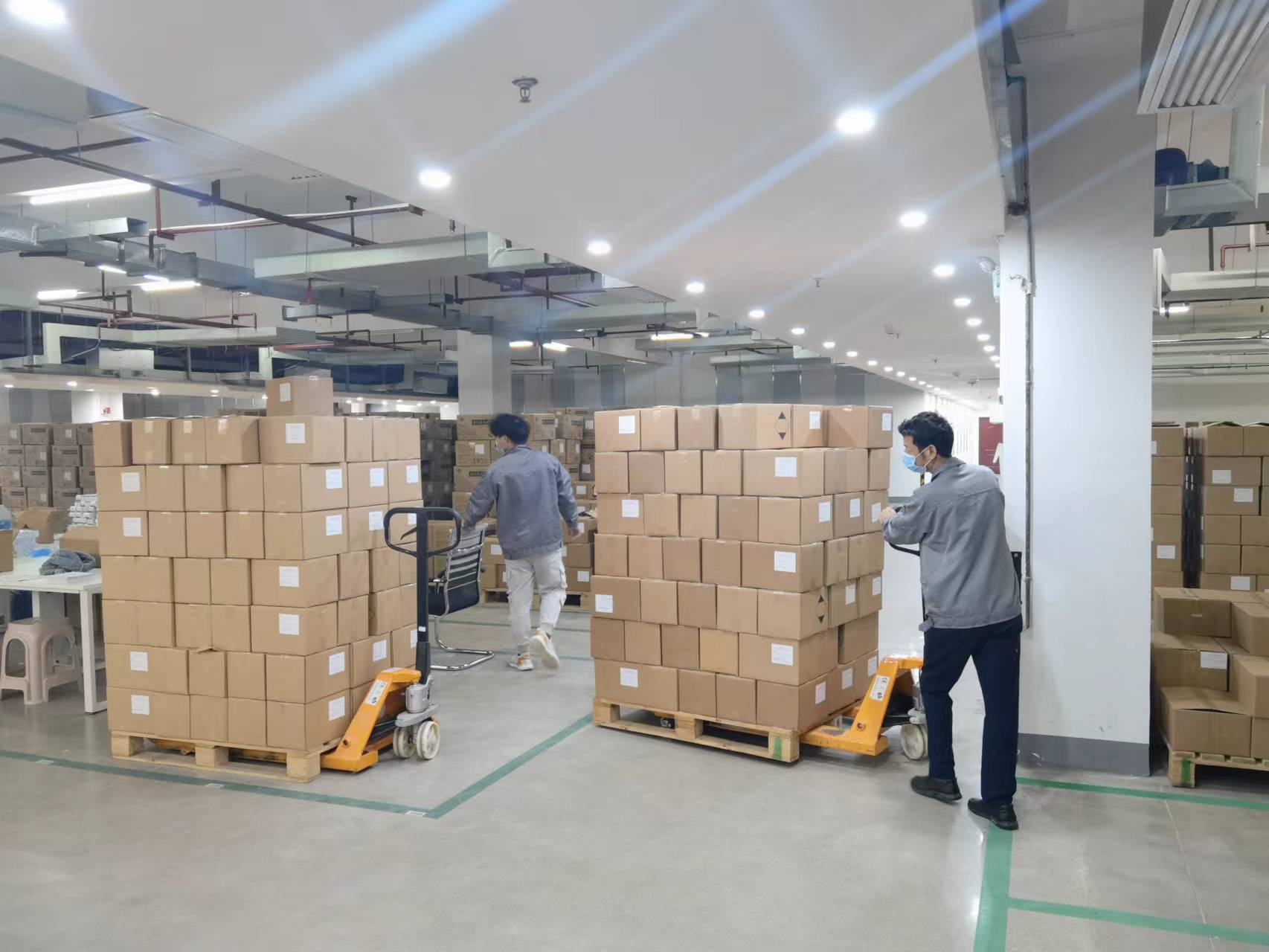 2萬余件歐倍安海水鼻腔噴霧器打包裝車.jpeg 2萬余件歐倍安海水鼻腔噴霧器打包裝車.jpeg